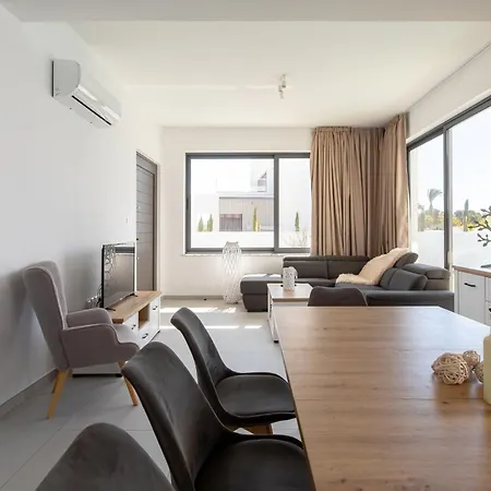 Nelia Panorama Πρωταράς