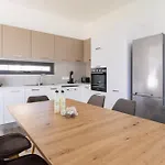 Nelia Panorama